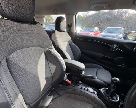 Mini Hatch Cooper 1.5 Chili / Media XL 3 door - PROFESSIONAL SAT NAV + CONNECTED XL 4