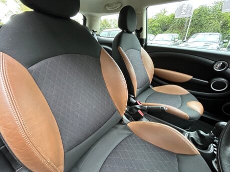 Mini Hatch One 1.6 Automatic Pepper + HALF LEATHER + CLIMATE 4