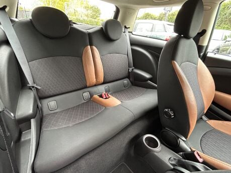 Mini Hatch One 1.6 Automatic Pepper + HALF LEATHER + CLIMATE 5