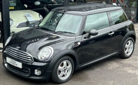Mini Hatch One 1.6 Automatic Pepper + HALF LEATHER + CLIMATE 9
