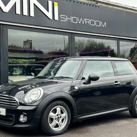 Mini Hatch One 1.6 Automatic Pepper + HALF LEATHER + CLIMATE