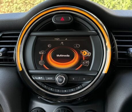 Mini Hatch Cooper 1.5 Automatic Pepper 5 door + VISUAL BOOST AUDIO + PARK ASSIST 12