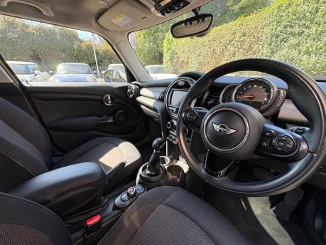 Mini Hatch Cooper 1.5 Automatic Pepper 5 door + VISUAL BOOST AUDIO + PARK ASSIST 3