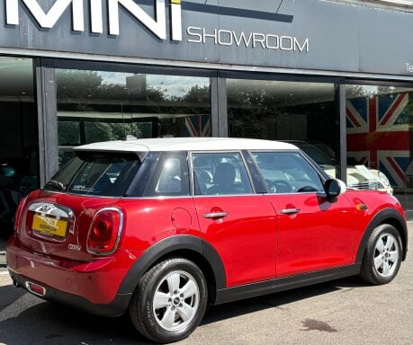 Mini Hatch Cooper 1.5 Automatic Pepper 5 door + VISUAL BOOST AUDIO + PARK ASSIST 2