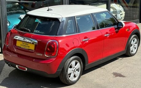 Mini Hatch Cooper 1.5 Automatic Pepper 5 door + VISUAL BOOST AUDIO + PARK ASSIST 10