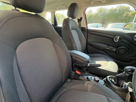 Mini Hatch Cooper 1.5 Automatic Pepper 5 door + VISUAL BOOST AUDIO + PARK ASSIST 4