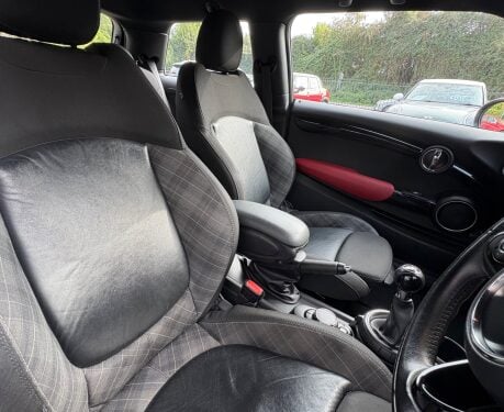 Mini Hatch Cooper S 2.0 Chili / Media XL 3 door + PRO SAT NAV + HEAD-UP DISPLAY 4