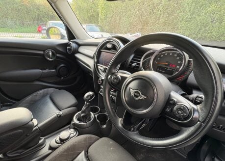 Mini Hatch Cooper 1.5 Automatic Chili / Media XL 5 door - PRO SAT NAV + CONNECTED 3