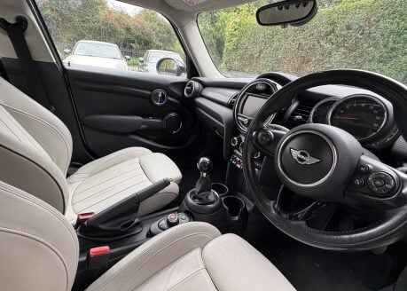Mini Hatch Cooper 1.5 Chili 5 door + LOUNGE LEATHER + HEATED SEATS 3