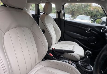 Mini Hatch Cooper 1.5 Chili 5 door + LOUNGE LEATHER + HEATED SEATS 4