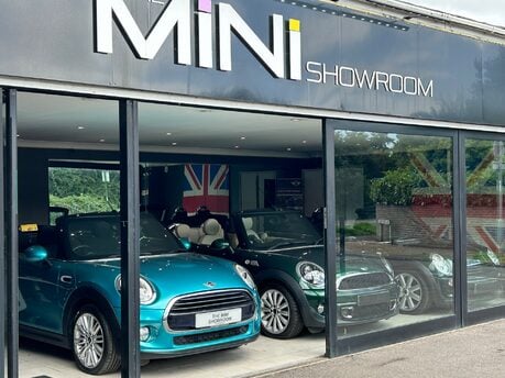 Mini Hatch Cooper 1.5 Automatic Chili / Media 5 door - SAT NAV + PARK ASSISTANT + VIS 