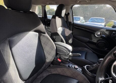 Mini Hatch Cooper 1.5 Automatic Chili / Media 5 door - DEPOSIT TAKEN 4