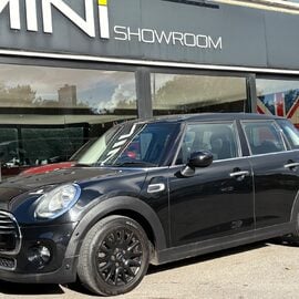 Mini Hatch Cooper 1.5 Automatic Chili / Media 5 door - DEPOSIT TAKEN