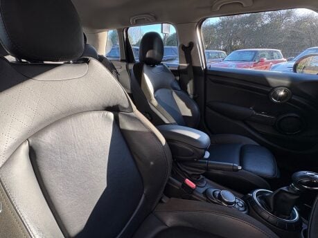 Mini Hatch Cooper 1.5 Automatic Chili / Media XL 5 door + SAT NAV + LEATHER + PDC 4