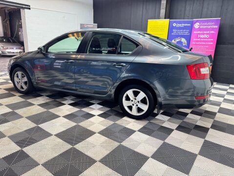 Skoda Octavia 1.6 TDI SE Hatchback 5dr Diesel Manual Euro 5 (s/s) (105 ps) 17
