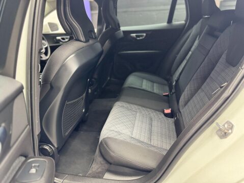 Volvo V60 2.0 B3 MHEV Momentum Auto Euro 6 (s/s) 5dr 23