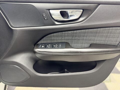 Volvo V60 2.0 B3 MHEV Momentum Auto Euro 6 (s/s) 5dr 29