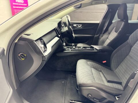 Volvo V60 2.0 B3 MHEV Momentum Auto Euro 6 (s/s) 5dr 39