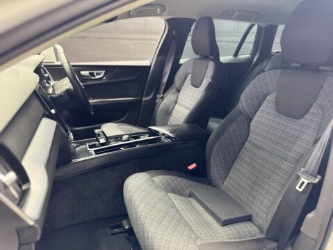 Volvo V60 2.0 B3 MHEV Momentum Auto Euro 6 (s/s) 5dr 40
