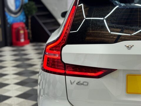 Volvo V60 2.0 B3 MHEV Momentum Auto Euro 6 (s/s) 5dr 43