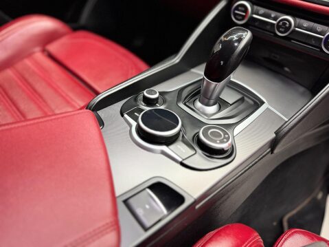 Alfa Romeo Giulia 2.2 TD Speciale Auto Euro 6 (s/s) 4dr 14