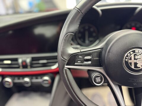 Alfa Romeo Giulia 2.2 TD Speciale Auto Euro 6 (s/s) 4dr 36