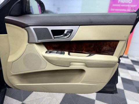 Jaguar XF 3.0d V6 Luxury Saloon 4dr Diesel Auto Euro 5 (240 ps) 19