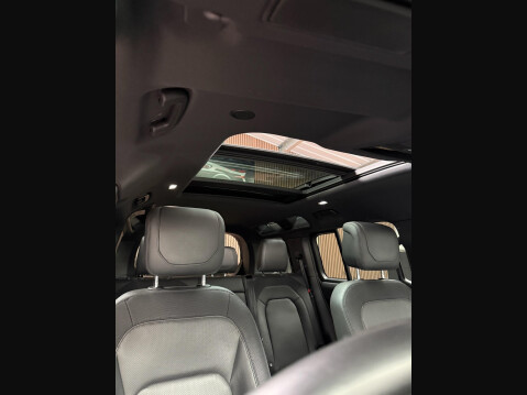 Land Rover Defender 3.0 D300 MHEV X-Dynamic HSE Auto 4WD Euro 6 (s/s) 5dr 27