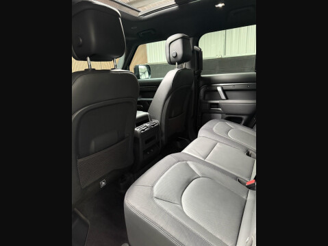 Land Rover Defender 3.0 D300 MHEV X-Dynamic HSE Auto 4WD Euro 6 (s/s) 5dr 31