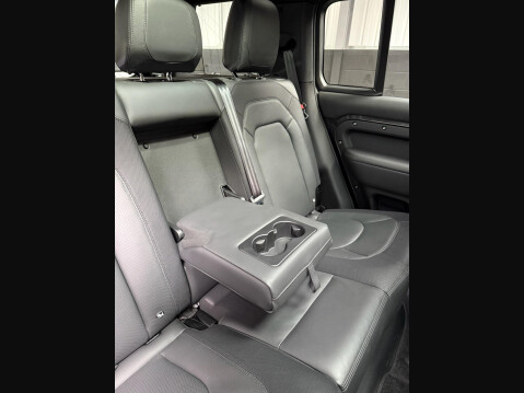 Land Rover Defender 3.0 D300 MHEV X-Dynamic HSE Auto 4WD Euro 6 (s/s) 5dr 32