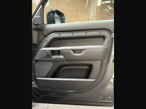 Land Rover Defender 3.0 D300 MHEV X-Dynamic HSE Auto 4WD Euro 6 (s/s) 5dr 34