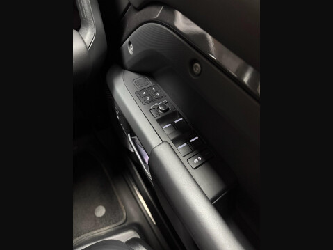 Land Rover Defender 3.0 D300 MHEV X-Dynamic HSE Auto 4WD Euro 6 (s/s) 5dr 36