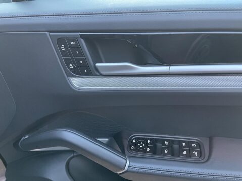 Porsche Cayenne 3.0 V6 E-Hybrid 25.9kWh TiptronicS 4WD Euro 6 (s/s) 5dr 33
