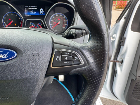 Ford Focus 2.3T EcoBoost RS AWD Euro 6 (s/s) 5dr 37