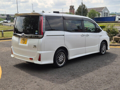 Toyota Noah voxy 1.8 hybrid automatic 5dr euro 6 19