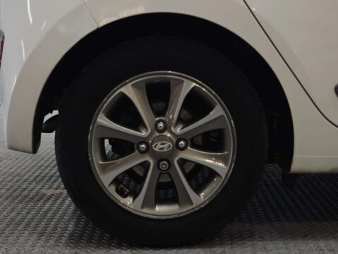Hyundai i10 1.2 Premium Euro 5 5dr 8