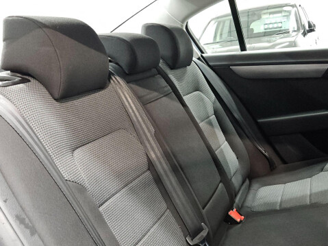 Volkswagen Passat 2.0 TDI BlueMotion Tech Highline Euro 5 (s/s) 4dr 16