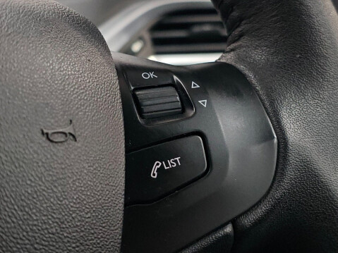 Peugeot 208 1.2 VTi Allure Euro 5 5dr 36