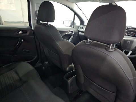 Peugeot 208 1.2 VTi Allure Euro 5 5dr 15