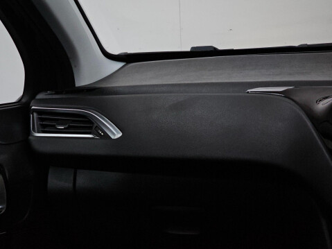 Peugeot 208 1.2 VTi Allure Euro 5 5dr 25