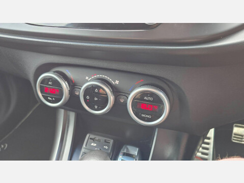 Alfa Romeo Giulietta 2.0 JTDM-2 QV Line TCT Euro 5 (s/s) 5dr 73