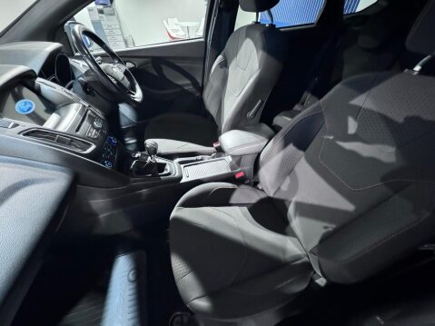 Ford Focus 1.0T EcoBoost ST-Line Euro 6 (s/s) 5dr 29