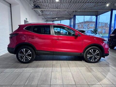 Nissan Qashqai 1.3 DIG-T N-Connecta Euro 6 (s/s) 5dr 2