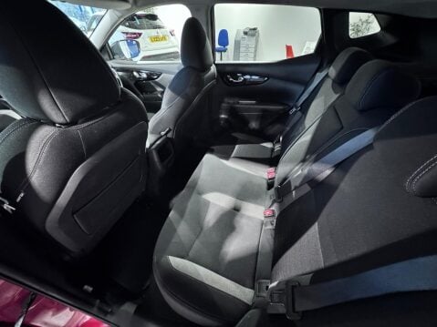 Nissan Qashqai 1.3 DIG-T N-Connecta Euro 6 (s/s) 5dr 30