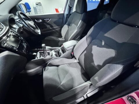 Nissan Qashqai 1.3 DIG-T N-Connecta Euro 6 (s/s) 5dr 28