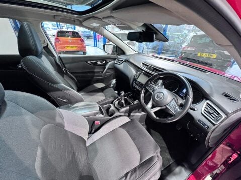 Nissan Qashqai 1.3 DIG-T N-Connecta Euro 6 (s/s) 5dr 9