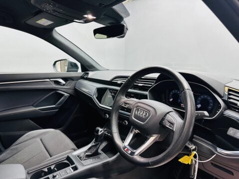 Audi Q3 1.5 TFSI CoD 35 S line S Tronic Euro 6 (s/s) 5dr 17