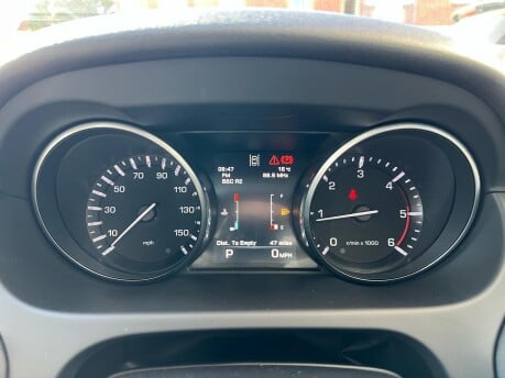 Land Rover Discovery Sport TD4 HSE BLACK 32