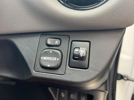 Toyota Yaris 1.0 VVT-i Icon Euro 6 5dr 31