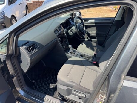Volkswagen Golf 35.8kWh e-Golf Auto 5dr 14